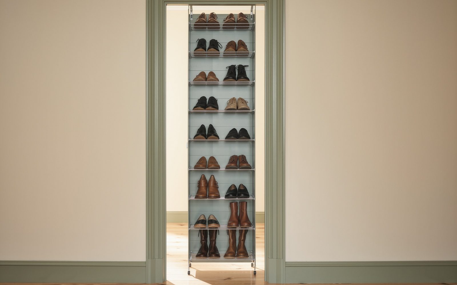 Visuel éditorial générique généré par IA : Ranger les chaussures verticalement sur la porte
