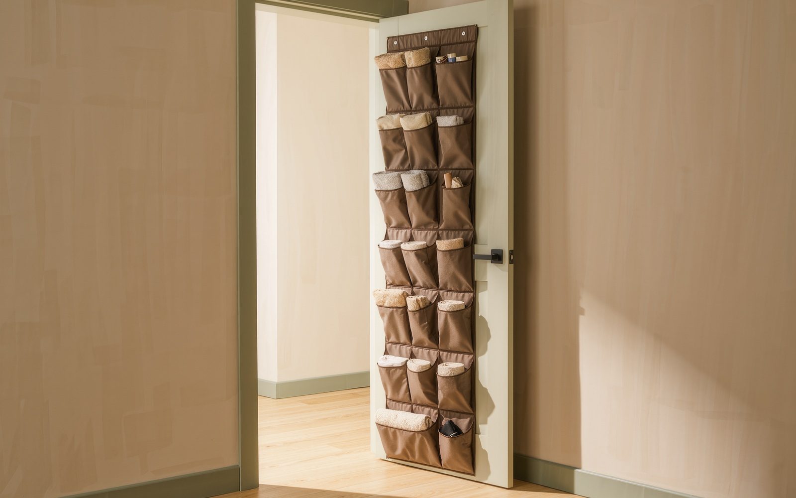 Visuel éditorial générique généré par IA : Store bulky lightweight items vertically